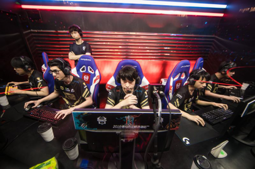 中坚力量再 中坚力量再